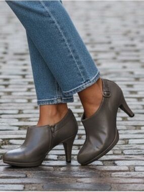 Life Stride Comfort Grey Platform Round Toe Heeled Bootie   Size 8